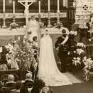 Kronprins Olav gifter seg med Prinsesse Märtha i Oslo Domkirke (utsnitt) (Fotograf ukjent, Det kongelige hoffs fotoarkiv) 